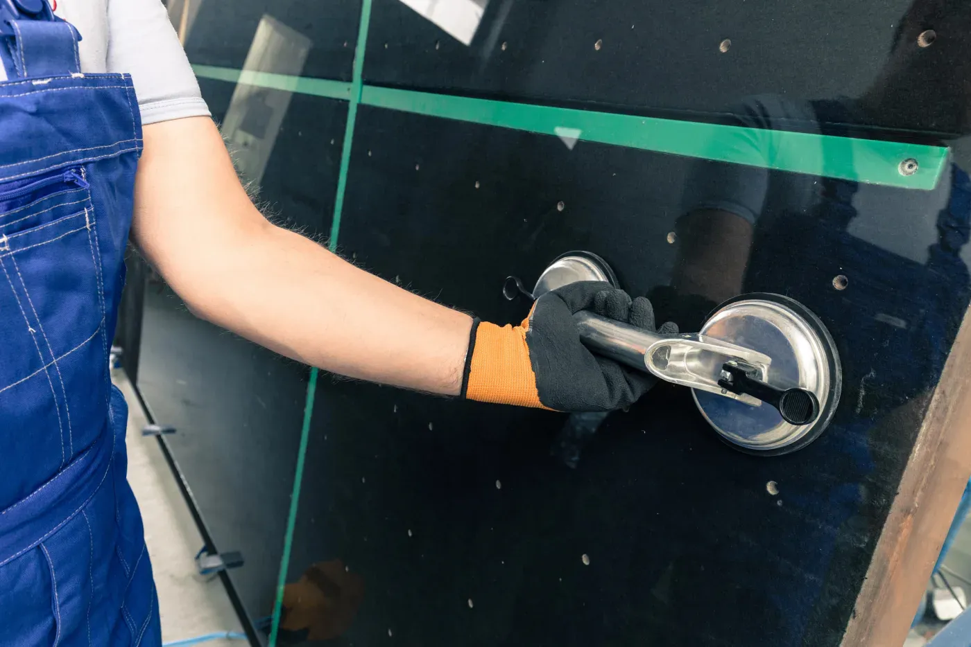 Découpe et façonnage d'un vitrage sur mesure pour un magasin